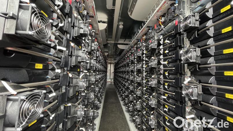 Blick ins Innere der Speicherbatterie, wie sie in kleinem Maßstab im Wunsiedler Energiepark steht. Bild: Matthias Bäumler/fph
