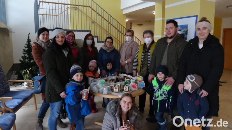 Die Kinder des BRK-Kinderhaus &quot;Lieblingsplatz&quot; in Oberviechtach bastelten Futtertassen für Vögel. Diese Tassen haben die Kinder den Senioren im Alten- und Pflegeheim Oberviechtach geschenkt. Bild: Alten-und Pflegeheim Oberviechtach/exb