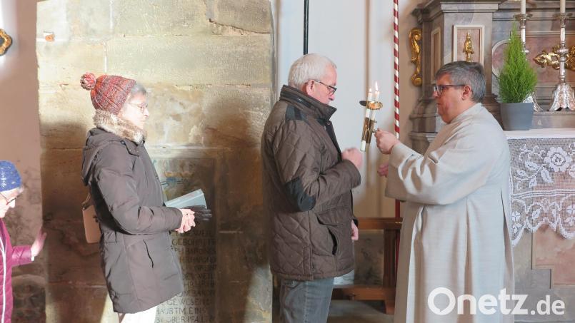 Nach den Gottesdiensten spendeten Gemeindereferent Jochen Gößl (im Bild) und Stadtpfarrer Thomas Kraus den Blasiussgen. Bild: jzk