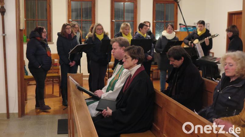 Prädikantin Gertraud Burkhard und Pfarrer Thomas Kraus (vorne sitzend) zelebrierten den ökumenischen Gottesdienst, den der Chor Laudate musikalisch umrahmte. Bild: jzk