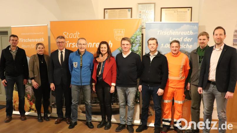 Siegfried Meierl (Vierter von links), Stellvertretender Leiter des Stadtbauamtes, war 42 Jahre bei der Stadt Tirschenreuth tätig. Im Kreise der Sachgebietsleiter und Stellvertreter wurde er in den Ruhestand verabschiedet. Bürgermeister Franz Stahl (Dritter von links) wünschte dafür alles Gute. Bild: Stadt Tirschenreuth/exb