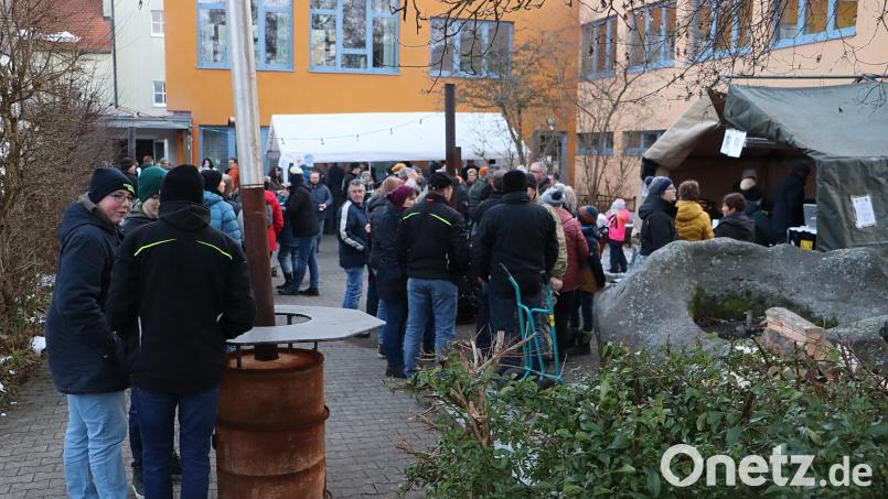 Viele Gäste lockte das erstmals organisierte Wintergrillen in den Hof zwischen Feuerwehrhaus und Schule in Edelsfeld. Bild: gru