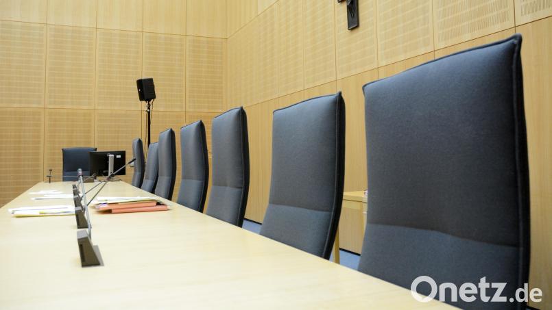 Ein Gerichtssaal: Verantworten musste sich eine junge Frau, weil sie, damals 18 Jahre alt, unter anderem eine Gleichaltrige in Amberg verprügelt hatte. Symbolbild: Gabi Schönberger
