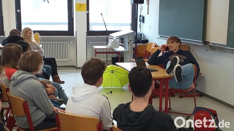 Für die Schüler der achten Klassen des Johann-Andreas-Schmeller-Gymnasiums stand das Solostück „45 min.netzlos“ auf dem Programm. Bild: Nadine Kilgert-Bartonek/exb