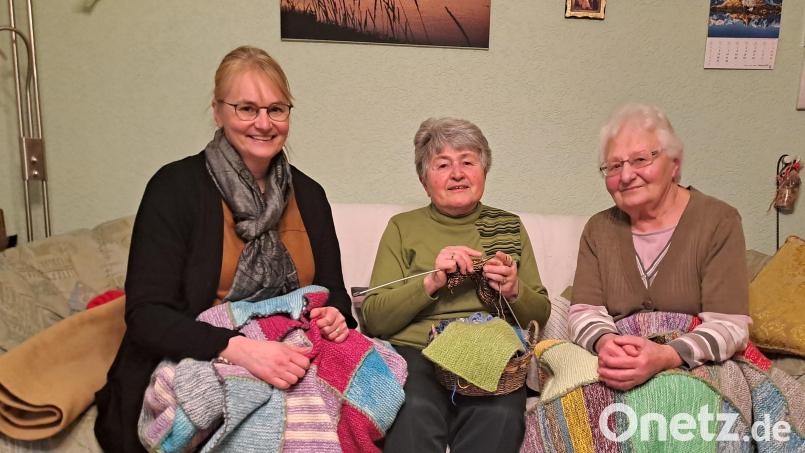 Zu eineinhalb Millionen Maschen für die Mission haben Paula Glaser (Mitte), Hildegard Schinner (rechts) und Irene Prechtl (links) schon was beigetragen. Bild: gis