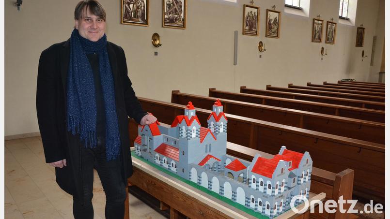 Pfarrer Oliver Pollinger zeigt einen „Fantasie-Dom“, den er unter anderem aus Legosteinen gebaut hat. Zu bestaunen ist das Werk in der Kirche St. Wolfgang in Marktleuthen. Bild: jr