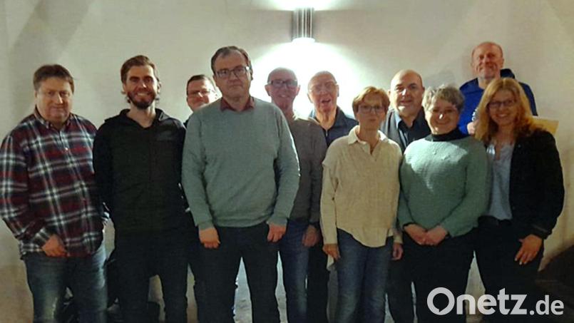 Bezirksvorsitzender Hermann Müller (links) und Ehren-Kreisvorsitzender Rudi Stepper (Sechster von links) mit den Geehrten (von links) Stefan Mühleisen, Sebastian Stock, Christian Schrott, Erich Dömel, Angelika Hiltner, Thomas Gebele, Helga Powalla, Reinhard Weber und Eveline Süß. Bild: gel/exb
