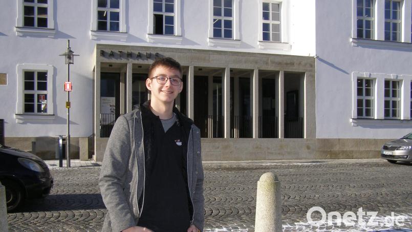 Patrick Pizinger aus der Partnerstadt Chodov/CZ absolviert diese Woche im Rathaus ein Praktikum, um die deutsche Sprache besser zu lernen. Bild: pz