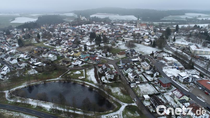 In der Mitte am oberen Ufer des Herrenpoint-Weihers ist der Spielplatz zu erkennen, rechts daneben als weißer Streifen eines der Baugrundstücke, das nach Änderung des Bebauungsplanes bebaut werden soll. Zwischen der Zuwegung zum Park von der Leuchtenberger Straße (rechts) aus bis zum dort befindlichen Haus soll ebenfalls eine Bebauung möglich werden. In der Leuchtenberger Straße (rechts) ist ein freies Grundstück zu sehen, das vom angrenzenden Eigentümer nicht zur Bebauung freigegeben wird. Bild: bey