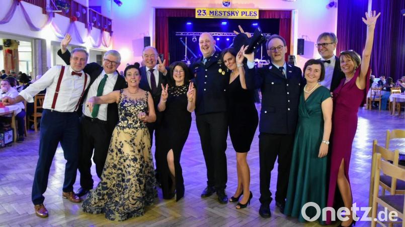 Die Kümmersbrucker haben einen Riesenspaß beim Stadtball in der Partnergemeinde Holýsov (von links): Markus Leitl, die stellvertretenden Bürgermeister aus Holysov, Libor Schröpfer und Hanka Valachovicova, Bürgermeister Roland und Gabi Strehl, Andre Lobenhofer, Eva Cervena, Wolfgang und Birgit Roggenhofer, Manfred Singer und Zweite Bürgermeisterin Birgit Singer-Grimm. Bild: Birgit Singer-Grimm