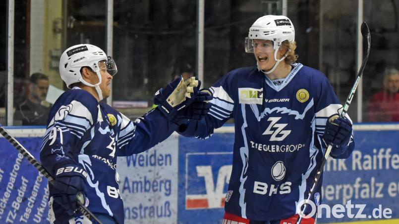 Kapitän Dennis Thielsch (links) und Neal Samanski bejubeln eines der bisher 205 Tore der Blue Devils. Am Wochenende trifft der Spitzenreiter der Oberliga Süd auf den Deggendorfer SC und den EC Peiting. Archivbild: Gebert