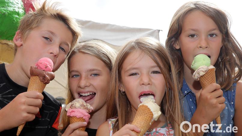 Die Eis-Tournee von Oberpfalz-Medien hat begonnen. Maximilian, Anna-Lena, Eva und Marie (von links) waren am Montag in Amberg die ersten Leser, die in den Genuss von jeweils zwei Gratis-Kugeln kamen. Bild: Wolfgang Steinbacher