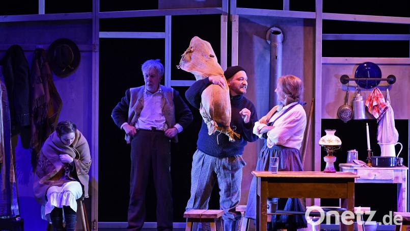 Das Theater a.gon spielte mit Begeisterung im Stadttheater Amberg das Stück Der Biberpelz, eine Diebeskomödie von Gerhart Hauptmann. Das Publikum applaudierte kräftig. Bild: Petra Hartl
