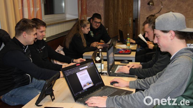 Mit Hochdruck arbeiten die Redakteure vom Burschenverein Püchersreuth am 44. Narrenspiegel. Die Faschingszeitung soll am Faschingsfreitag unter das närrische Volk gebracht werden. Bild: prh