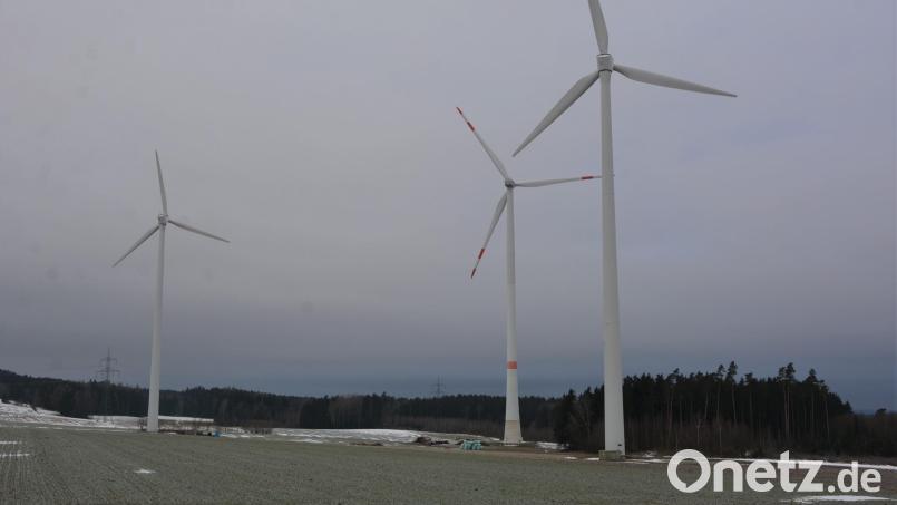 Windräder, wie hier in der Nähe von Hebanz (Landkreis Wunsiedel), könnte es künftig auch im Gemeindegebiet der Stadt Mitterteich geben. In der jüngsten Stadtratssitzung wurden 96 Hektar große Vorrangflächen bestimmt. Symbolbild: jr