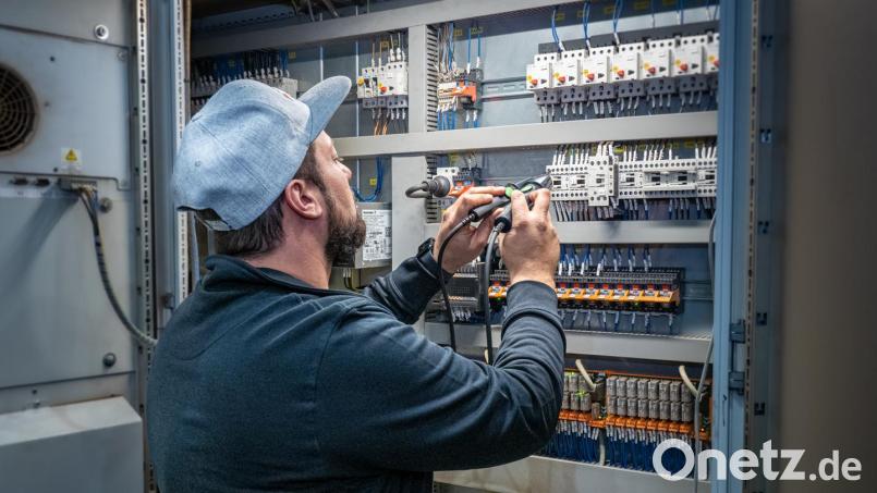 Hakan Celik arbeitet nach seiner Umschulung zum Elektroniker Fachrichtung Betriebstechnik in der Rädlinger energy GmbH. Bild: Jakob Dreher/exb