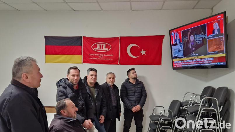 Fassungslos und gespannt verfolgen Mitglieder des türkisch-islamischen Kulturvereins Ditib in Schwandorf die Berichterstattung im türkischen Fernsehen. Einige Schwandorfer Türken haben Angehörige bei dem Erdbeben in der alten Heimat verloren. Bild: Dobler