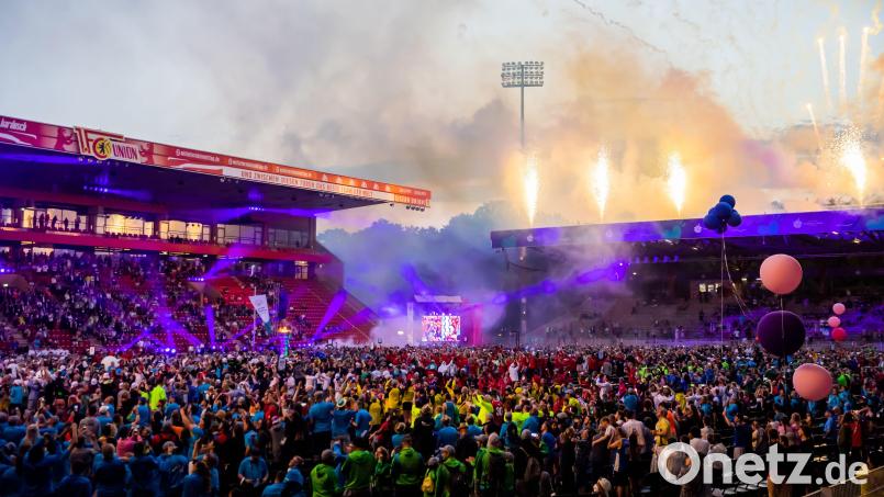 Feuerwerk wird bei der Eröffnungsfeier der &quot;Special Olympics Nationalen Spiele 2022&quot; im Stadion An der Alten Försterei gezündet. Knapp 4000 Athletinnen und Athleten traten in 20 verschiedenen Sportarten bis zum 24. Juni 2022 gegeneinander an und haben die Chance, sich für die &quot;Special Olympic World Games&quot; zu qualifizieren. Bild: Christoph Soeder/dpa