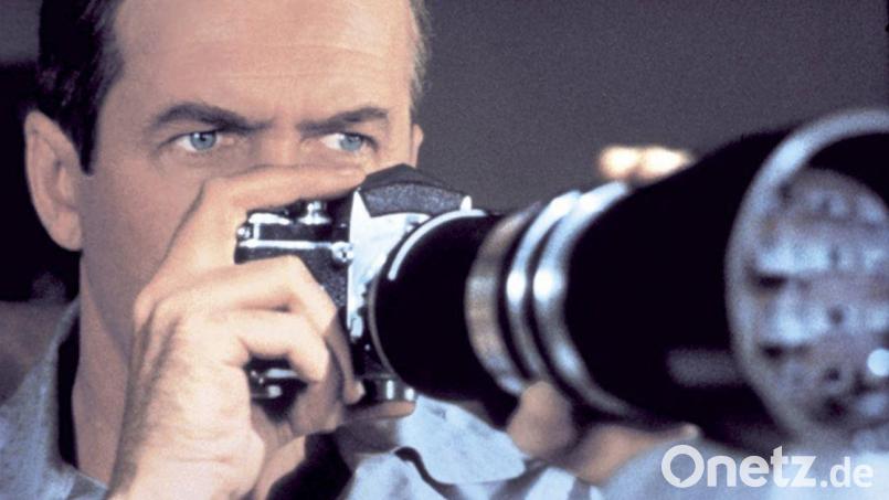 Das Kameraobjektiv ist Jeffs (James Stewart) Fenster zur Außenwelt in Hitchcocks Klassiker &quot;Das Fenster zum Hof&quot;. Archivbild: Universal Pictures/dpa