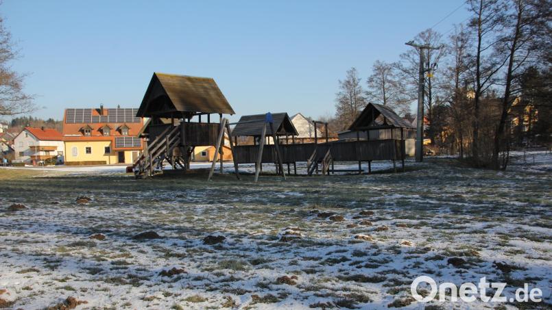 Architekt und Gemeinderat wollen einen „grünen Kinderspielplatz“, wozu dieses Grundstück nahe dem Feuerwehrgerätehaus und neben der Murach, bestens geeignet ist. Bild: frd