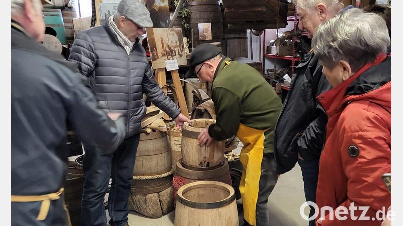Viel Wissenswertes war beim Besuch in der Handwerkerscheune zu erfahren. Bild: Tourismusverein Wiesau/exb