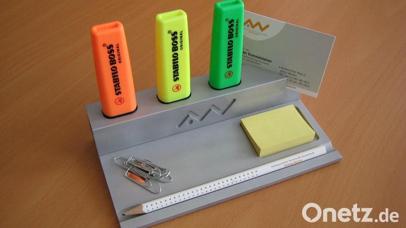 Es sieht nicht aus wie ein Hightech-Produkt, doch anhand dieses Stiftehalters optimieren Studenten und Professoren der OTH Weiden moderne Geschäftsprozesse, in denen Digitalisierung und Produktion immer enger zusammenwachsen. Bild: Günter Kummetsteiner/exb