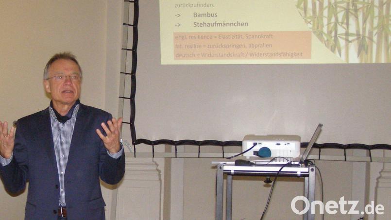 Dr. Wolfgang Strack bei seinem Vortrag in der Aula des Klosters Waldsassen. Bild: pz