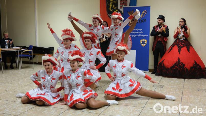 Die Prinzengrade der Faschingsgesellschaft Nabburg begeisterte bei ihrem Auftritt in der Kantine des Landratsamtes. Das Prinzenpaar Tamara I. und Bogdaun I. (rechts) sowie die LVO-Vertreter Arthur Troidl und Waltraud Rath (links) applaudierten. Bild: Hirsch
