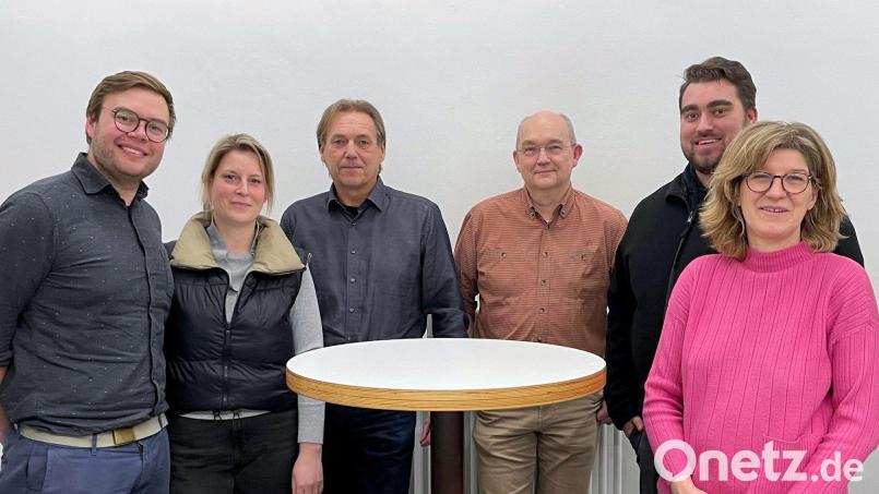 Sie stehen den Bewohnerinnen und Bewohnern sowie Eigentümern der Luitpoldhöhe als Ansprechpartner für Fragen rund um das Sanierungsgebiet zur Verfügung (von links) Wolfgang Zehend, Jasmin Hannich, Josef Schatz, Michael Graubmann, André Hansel und Bärbel Neumüller. Bild: Susanne Schwab, Stadt Amberg/exb