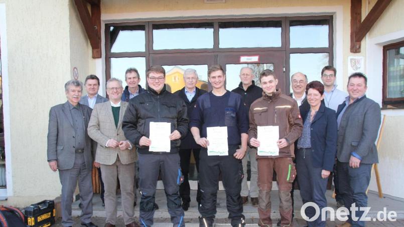Die drei vordersten Plätze beim Kreisentscheid in Neunburg vorm Wald in der Sparte Landwirt-schaft I belegten (in der Mitte mit den Urkunden von links) Hannes Wiedmann aus Burgthann, Hannes Seebauer aus Pettendorf/Neunburg v.W. und Vincent Sußbauer aus Nittendorf. Die bei der Preisverleihung anwesenden Ausrichter, Organisatoren und Ehrengäste gratulierten. Bild: frd Bild: frd