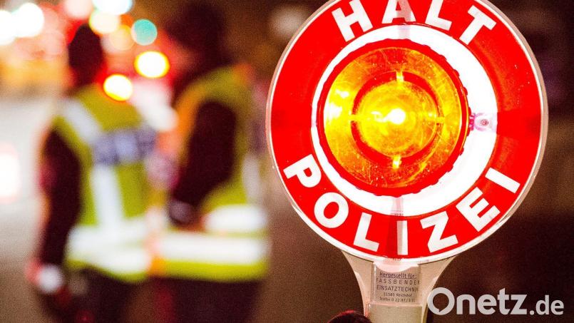 Eine Verkehrskontrolle in Tirschenreuth hat die Polizei fast einen halben Tag beschäftigt. Symbolbild: Daniel Bockwoldt/dpa