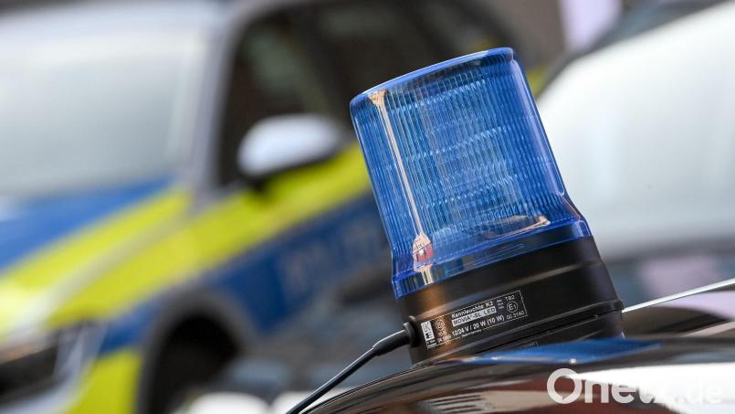 Ein Blaulicht ist auf dem Dach eines Einsatzfahrzeuges der Polizei zu sehen. Bild: Hendrik Schmidt/dpa-Zentralbild/dpa/Symbolbild