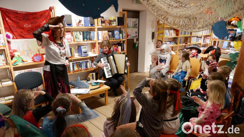 Viele Piraten versammelten sich am Mittwoch in der Stadtbücherei, um diese zu entern. Den Nachmittag gestalteten Andrea Burger (links) und Gerda Sommer (rechts). Bild: flm