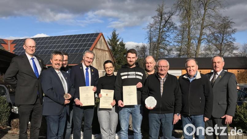 Bei den Ehrungen (von links): Organisationsleiter Markus Glatzel, Ludwig Nerb, Bezirksgeschäftsstellenleiter der Kriegsgräberfürsorge Dario Vidojkovic, Vorsitzender der Reservisten Oberpfalz-Mitte Bertram Gebhard, Simone Luttenberger, Christian Gäck,
Stabsfeldwebel für Reservistenangelegenheiten Johann Rothut, 
Erich Kelsch, Bezirksvorsitzender Oberpfalz BSB 1874 Horst Embacher und 
 Ehrenvorsitzender Werner Gebhard. Bild: mma