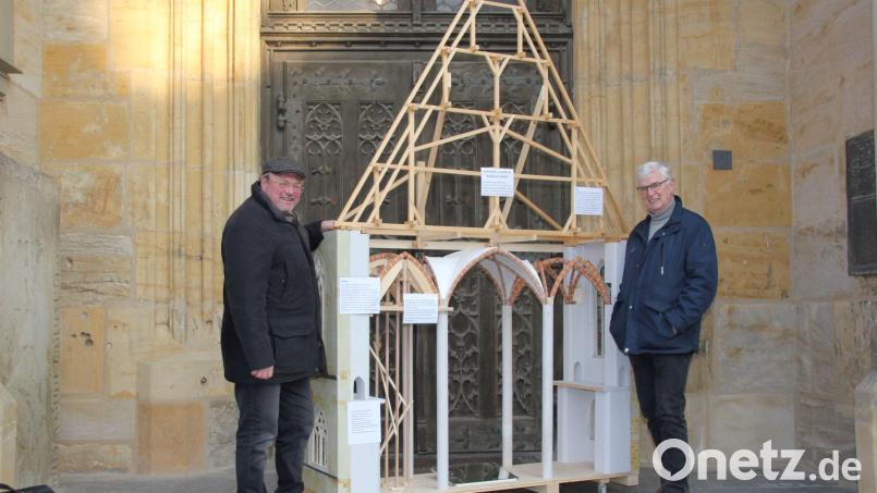 Zimmerermeister Karl Müller (rechts) hat das Modell geplant, konstruiert und gebaut. Beste Unterstützung bekam er beim Modellbau vom Vorsitzenden des „Projekts Orgel St. Martin Amberg“, Franz Meier.