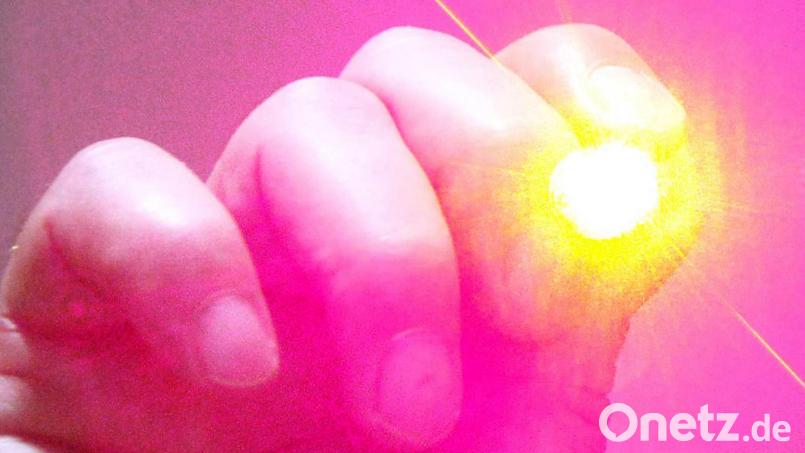 Weil er einen Hubschrauberpiloten mit einem Laserpointer blendete, muss sich ein 61-Jähriger demnächst vor dem Schöffengericht in Amberg verantworten. Symbolbild: Patrick Lux/dpa