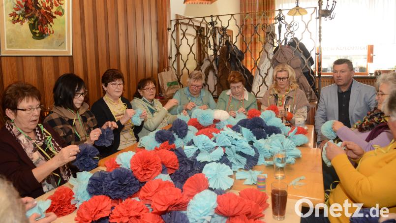 Für die Papierrosen braucht es Fingerspitzengefühl. Bild: bey