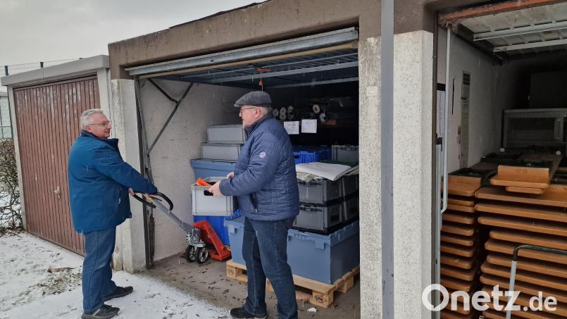 Zwei Garagen sind rappelvoll. Siedler-Vorsitzender Hans Jürgen Meier schlichtet mit Gerätewart Michael Meier Sachen ins Lager. Die dritte Garage (links) bräuchten sie dringend. Bild: R. Kreuzer