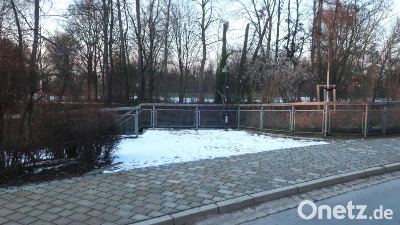 An dieser Einbuchtung an der Naabuferstraße beginnt die Geh- und Radwegbrücke, die über die innere Naab hinüber zum Stadtpark führen soll. Bild: Hirsch