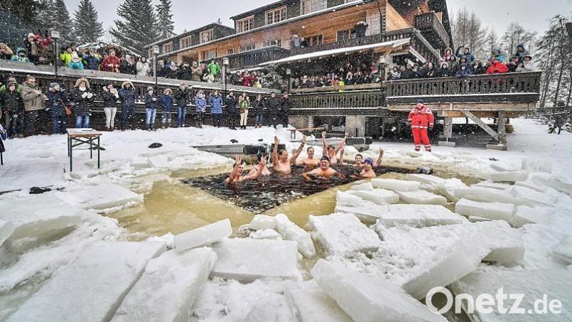 Diese Bilder gibt es am Sonntag wieder: Eisschwimmer im Fichtelsee. Bild: Susanne Vorbach/exb
