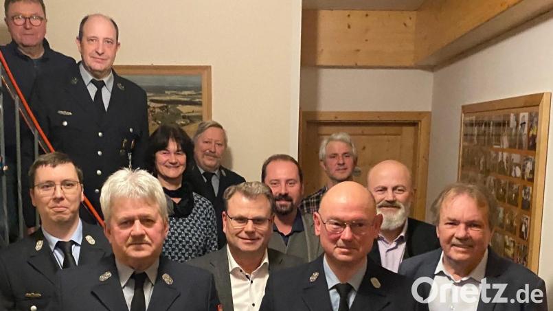 Gratulation für die neuen Ehrenmitglieder (vorne, von links) Gregor Neumeier, Franz Rettinger, Karlheinz Budnik, Karlheinz Mois sowie (hinten, Zweiter von links) Josef Ernsberger. Bild: FFW Dietersdorf/exb