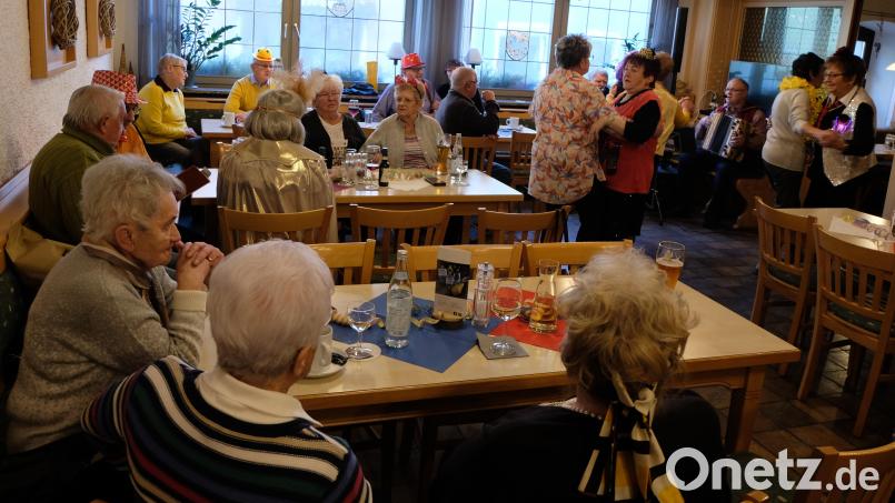 Die Flosser Senioren hatten viel Freud beim heiteren Faschingsnachmittag, organisiert von der AWO. Bild: le