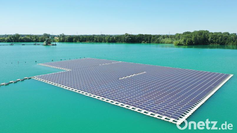 Eine Photovoltaik-Anlage schwimmt auf dem Baggersee. Der Landkreis-Neustadt/WN möchte solche Solarflächen auf Weihern für seine Wasserstoffstrategie nutzen. Symbolbild: Benedikt Spether/dpa