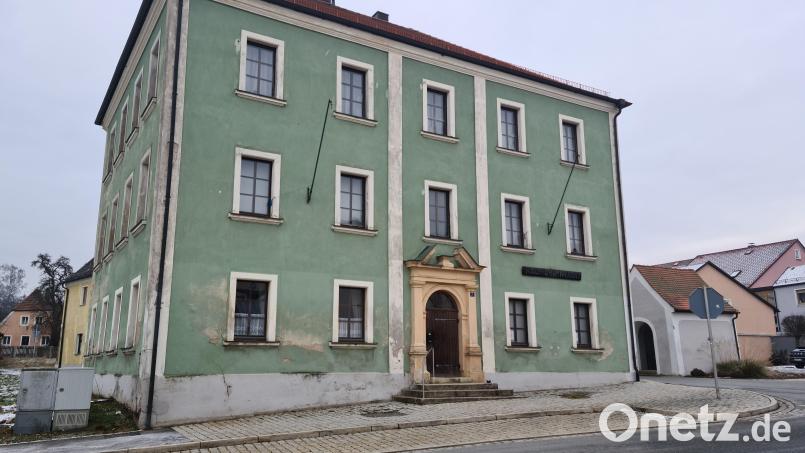 Die Stadt Pressath möchte die Installation von Photovoltaikanlagen auf öffentlichen Gebäuden, hier das Haus der Heimat, prüfen. Bild: sne
