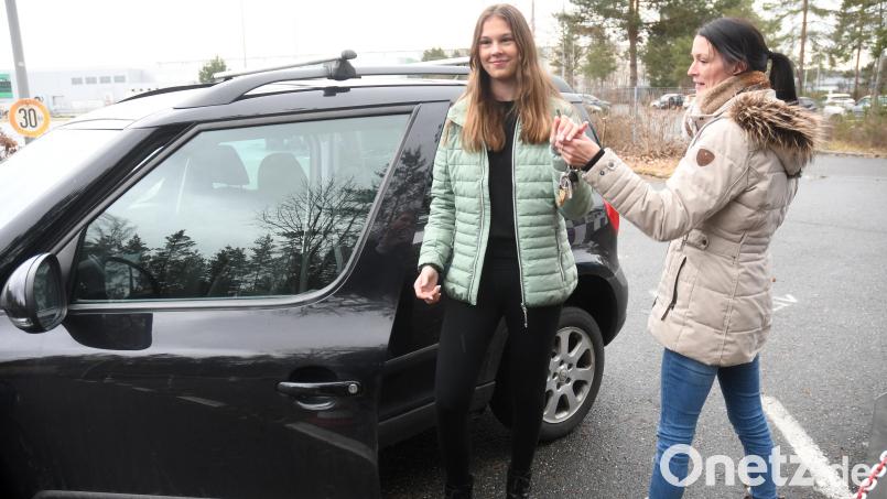 Fahrerwechsel ist angesagt: Lenas Mutter übergibt ihrer Tochter den Autoschlüssel. Bild: Gabi Schönberger