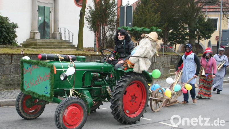 Mit dem Pflug wird der Fasching in Eslarn offiziell ausgegraben. Archivbild: gz