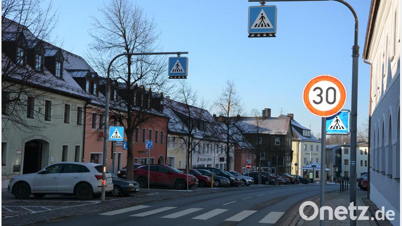 Um diesen Übergang mit Zebrastreifen geht es, er soll heller ausgeleuchtet werden. Jetzt will die Stadt die blauen Tafeln reinigen lassen, am Historischen Rathaus Fluter anbringen und dann sehen, ob dieses ausreicht. Bild: jr