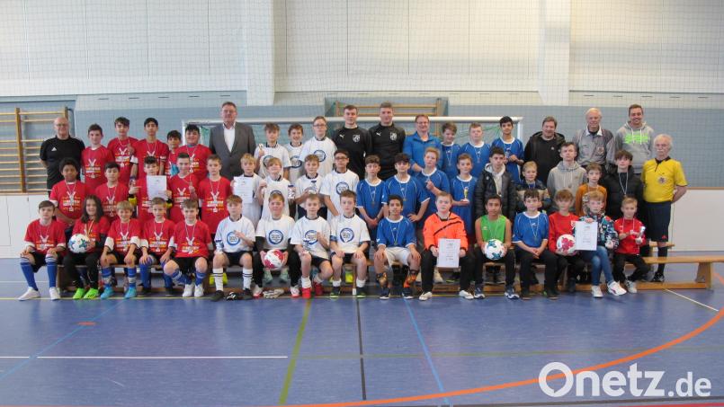 Die vier erstplatzierten Jungen-Mannschaften nach der Hallen-Fußball-Landkreismeisterschaft der 5. und 6. Klassen (von links): Mittelschule Vilseck, Mittelschule Kümmersbruck, Mittelschule Auerbach und Mittelschule Ursensollen. Bild: khg