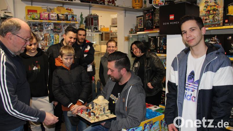 Tobias Spitzkopf (sitzend) anhand eines Star-Wars-Modells, was mit Lego-Bausätzen alles möglich ist. Bernhard Knauer (links), der Vorsitzende des Museumsvereins, hatte zu einem ersten Treffen der Lego-Bastler für das Stadtplatz-Projekt eingeladen. Bild: prh