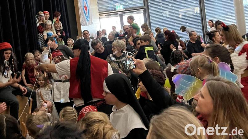700 Kinder und Jugendliche belagerten die Schwarzachtalhalle bei der Faschingsveranstaltung der Wasserwacht. Die Ortsgruppe sorgte mit vielen Spielen für Unterhaltung. Bild: Julia Wallitschek/exb